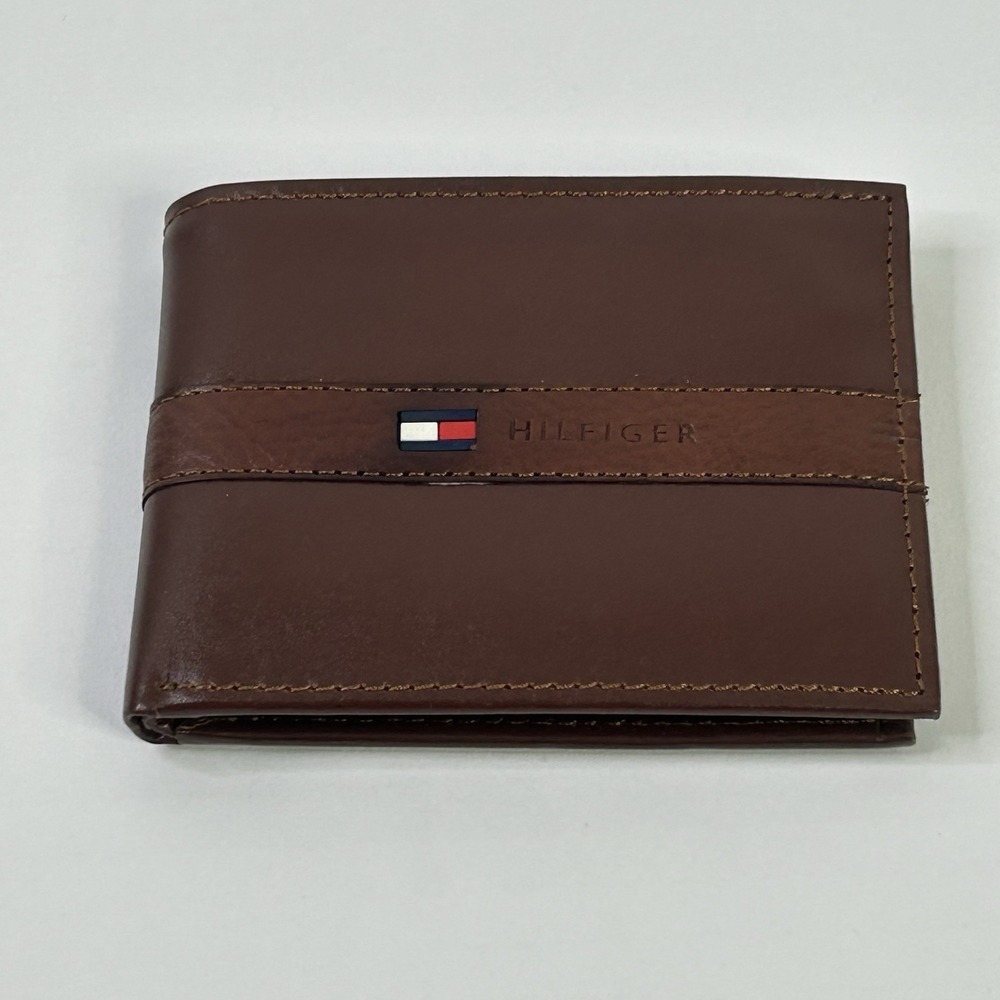 Tommy Hilfiger Mens Leather Billfold Wallet Flip ID Passcase Brown Logo FLAWS**